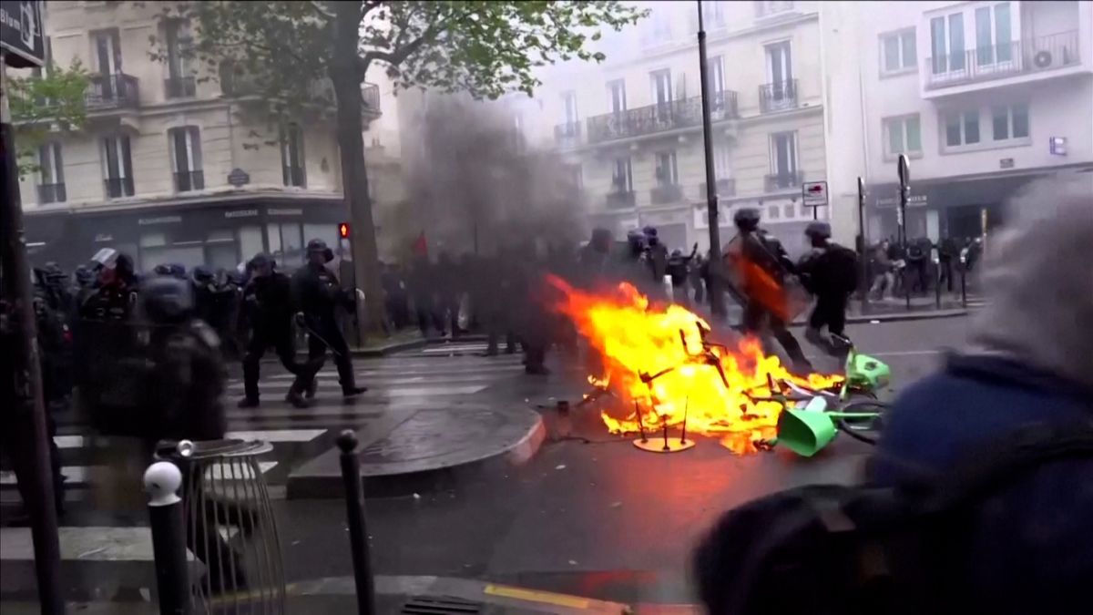 Manifestations en France : des centaines de policiers blessés et des personnes arrêtées